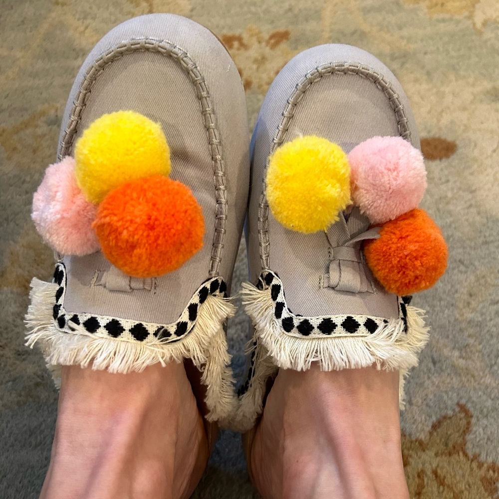 Super Cute Gianni Bini Gray Pom Pom Mules Slides Shoes EUC Size 8 Super Comfy - Picture 5 of 5